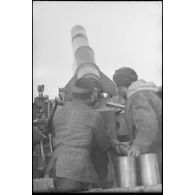 Des artilleurs préparent un tir au canon de 15 cm s.FH.18 sur un Sd.kfz.165 Hummel