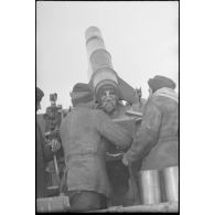 Des artilleurs préparent un tir au canon de 15 cm s.FH.18 sur un Sd.kfz.165 Hummel