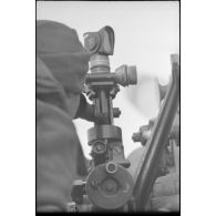 Des artilleurs préparent un tir au canon de 15 cm s.FH.18 sur un Sd.kfz.165 Hummel