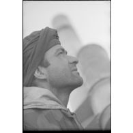 Portrait d'un artilleur servant au sein d'une batterie de 15 cm Panzer Haubitze "Hummel".