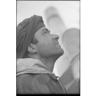 Portrait d'un artilleur servant au sein d'une batterie de 15 cm Panzer Haubitze "Hummel".