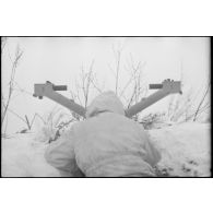 Un fantassin de la Luftwaffe ou un membre de la Schwere PanzerjÄger-Abteilung observe l'efficacité d'un tir de Nashorn.