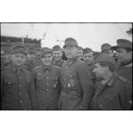 Le capitaine de réserve (Hauptmann der Reserve) Lothar Wehlitz décoré de la croix de chevalier de la croix de fer (Ritterkreuz obtenue le 06/02/1944).