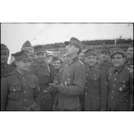 Le capitaine de réserve (Hauptmann der Reserve) Lothar Wehlitz décoré de la croix de chevalier de la croix de fer (Ritterkreuz obtenue le 06/02/1944).