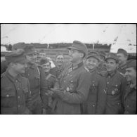 Le capitaine de réserve (Hauptmann der Reserve) Lothar Wehlitz décoré de la croix de chevalier de la croix de fer (Ritterkreuz obtenue le 06/02/1944).