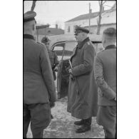 Le maréchal (Generalfeldmarschall) Ernst Busch est accompagné du général (Generaloberst) Georg-Hans Reinhardt et du général (Generalmajor) Otto Heidkämper, chef d'état-major de la 3e armée blindée (3.Panzerarmee).