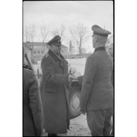 Le maréchal (Generalfeldmarschall) Ernst Busch est accompagné du général (Generaloberst) Georg-Hans Reinhardt et du général (Generalmajor) Otto Heidkämper, chef d'état-major de la 3e armée blindée (3.Panzerarmee).