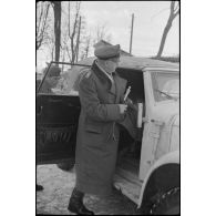 Le maréchal (Generalfeldmarschall) Ernst Busch est accompagné du général (Generaloberst) Georg-Hans Reinhardt et du général (Generalmajor) Otto Heidkämper, chef d'état-major de la 3e armée blindée (3.Panzerarmee).