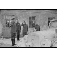 Le maréchal (Generalfeldmarschall) Ernst Busch est accompagné du général (Generaloberst) Georg-Hans Reinhardt et du général (Generalmajor) Otto Heidkämper, chef d'état-major de la 3e armée blindée (3.Panzerarmee).