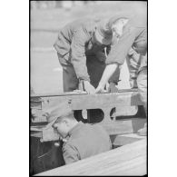 Déploiement de poutres métalliques du ponton (Brückegerät) pour faire descendre ou monter un véhicule.