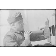 Déploiement de poutres métalliques du ponton (Brückegerät) pour faire descendre ou monter un véhicule.