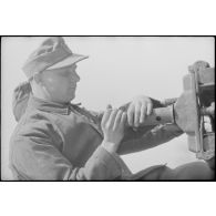 Déploiement de poutres métalliques du ponton (Brückegerät) pour faire descendre ou monter un véhicule.