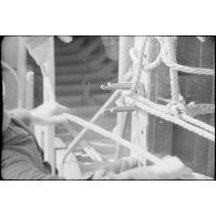 Les cordages qui arriment le ponton.