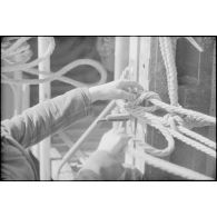 Les cordages qui arriment le ponton.