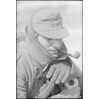 Lors de la traversée d'une rivière, le portrait d'un fantassin à bord d'un ponton du Génie allemand.