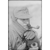 Lors de la traversée d'une rivière, le portrait d'un fantassin à bord d'un ponton du Génie allemand.