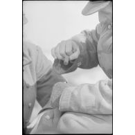 Lors de la traversée d'une rivière, le portrait d'un fantassin à bord d'un ponton du Génie allemand.