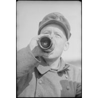 Lors de la traversée d'une rivière, le portrait d'un fantassin à bord d'un ponton du Génie allemand.