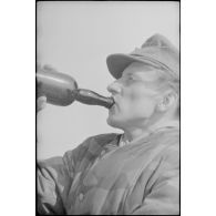 Lors de la traversée d'une rivière, le portrait d'un fantassin à bord d'un ponton du Génie allemand.