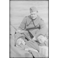 Lors de la traversée d'une rivière, le portrait d'un fantassin à bord d'un ponton du Génie allemand.