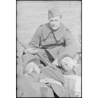 Lors de la traversée d'une rivière, le portrait d'un fantassin à bord d'un ponton du Génie allemand.