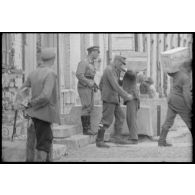 Des militaires allemands vident les locaux qu'ils occupaient, ce qui peut être déménagé est emporté.