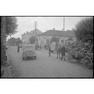 Sur la route principale de Švenčionys, une colonne de camions et de véhicules en déroute progresse lentement.