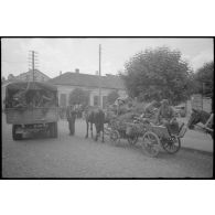 Sur la route principale de Švenčionys, une colonne de camions et de véhicules en déroute progresse lentement.