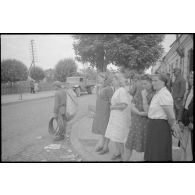 Sur la route principale de Švenčionys, une colonne de camions et de véhicules en déroute progresse lentement.