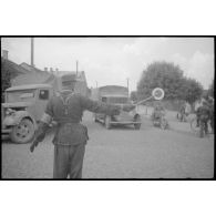 Sur la route principale de Švenčionys, une colonne de camions et de véhicules en déroute progresse lentement.