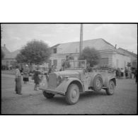Le lieutenant (Oberleutnant) Fischer commandant de la Panzer Propaganda Kompanie 697.