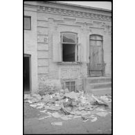 Des militaires allemands vident les locaux qu'ils occupaient, ce qui peut être déménagé est emporté, le reliquat est abandonné.