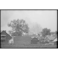 Durant la retraite allemande (opération Bagration), une fumée épaisse couvre presque le double clocher de Svencionys (Lituanie).