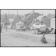 Une colonne de véhicules allemandes en retraite quitte la ville de Svencionys (Lituanie).