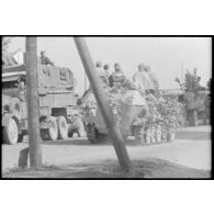 Une colonne de véhicules allemandes en retraite quitte la ville de Svencionys (Lituanie).