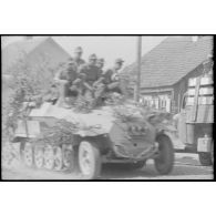 Une colonne de véhicules allemandes en retraite quitte la ville de Svencionys (Lituanie).