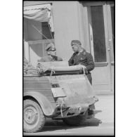 A droite de la Kübelwagen, il pourrait s'agir du reporter Oberfeldwebel Hans Rolandt membre de la Panzer Propagandakompanie 697.