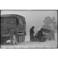 Dépannage d'une Kübelwagen  WH-1484 997 par un Sd.kfz.7 ou 8 (WH-1535122).