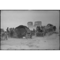 Sous une tempête de neige et du vent, la progression ou la retraite de véhicules chenillés de type Sd.Kfz. 251.