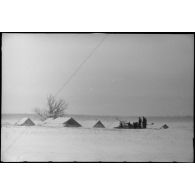Une pièce de DCA légère de 2 cm FlaK placée à proximité d'un village.