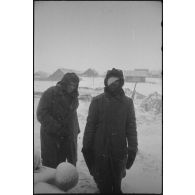 Prisonniers soviétiques capturés suite à la destruction de leur blindé par les éléments du Schwere Panzerjäger-Abteilung 519.