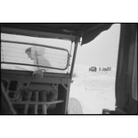 L'habitacle d'une Kübelwagen, on remarque les grenades prêtes en cas de danger.