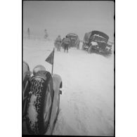 Des camions de la 3.Panzerarmee bloqués dans la neige.