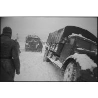 Des camions de la 3.Panzerarmee bloqués dans la neige.