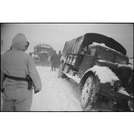 Des camions de la 3.Panzerarmee bloqués dans la neige.