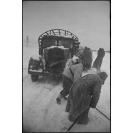 Des camions de la 3.Panzerarmee bloqués dans la neige.