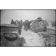 Kübelwagen immatriculée WH-1432 613 arrêtée alors qu'un semi-chenillé a versé d'un pont de bois.