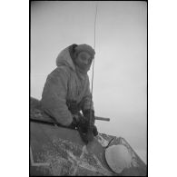 Un Panzer-Grenadier à bord d'un semi-chenillé Sd.kfz. 251/10 armé d'un canon de 3,7 cm PaK.