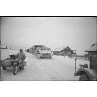 Un side-car BMW R75 du schwere Panzerjäger-Abteilung 519 sur lequel on reconnaît l'insigne de l'unité.