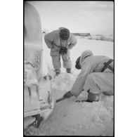 Un véhicule de commandement du Schwere Panzerjäger Abteilung 519 bloqué par la neige.